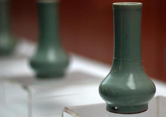 南宋，龍泉窯，粉青釉鼓腹瓶 