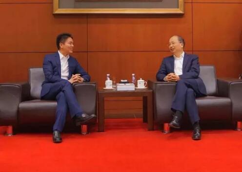 中國工商銀行董事長易會滿和京東集團(tuán)董事局主席兼首席執(zhí)行官劉強(qiáng)東見證了雙方合作協(xié)議的簽署。 