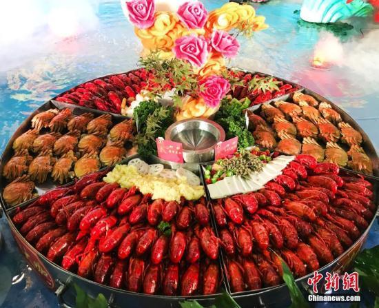 小龍蝦橫行德國(guó)柏林 政府鼓勵(lì)吃貨們大快朵頤！