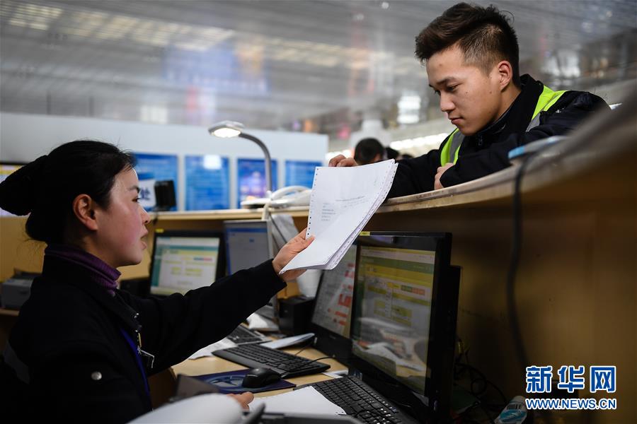 （關注春運·圖片故事）（1） 奔跑吧！高鐵送餐小哥