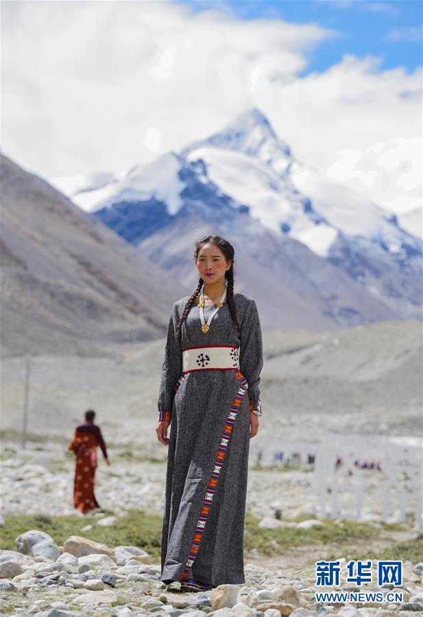 （文化）（3）“格?；ㄩ_”西藏民族服飾秀亮相珠峰大本營