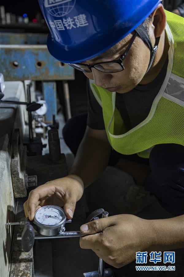 （經(jīng)濟(jì)）（7）昌贛高鐵首段無(wú)砟軌道鋪通