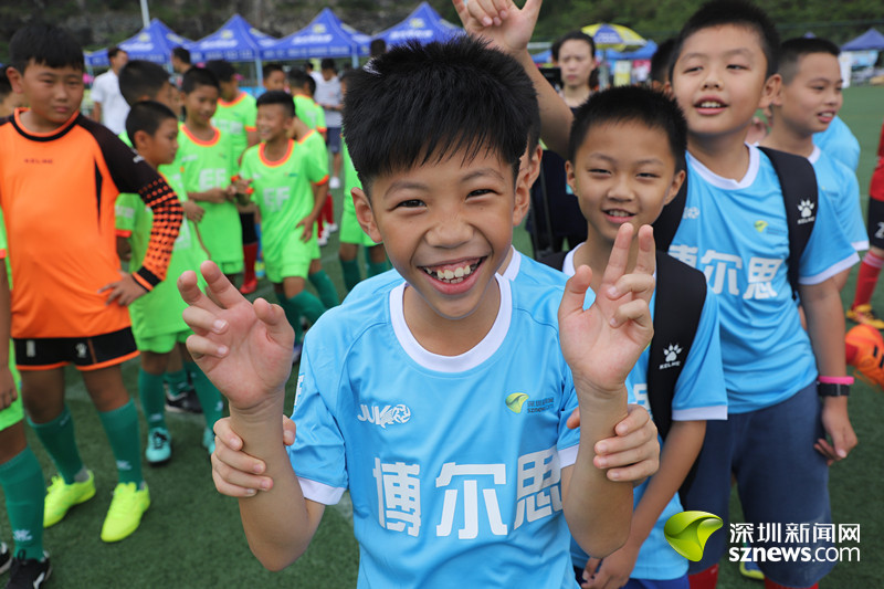  “足球讓我快樂(lè)！”
